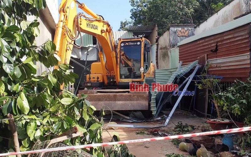 Bình Phước: Điều tra vụ dùng xe cuốc phá sập 2 căn nhà người dân