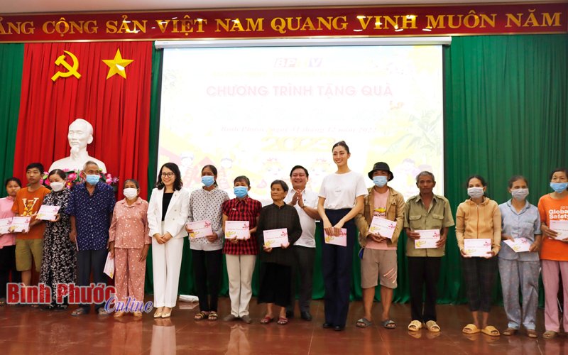 Bình Phước: Hoa hậu Thế giới Việt Nam năm 2019 Lương Thùy Linh thăm, tặng quà tết các hộ khó khăn