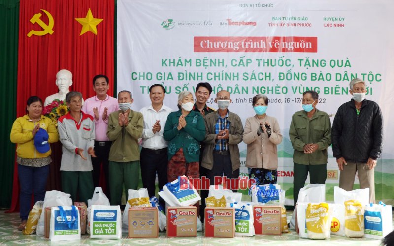 Bình Phước: Khám bệnh và tặng 300 phần quà cho người dân vùng biên