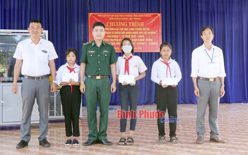 Bình Phước: Tuyên truyền lịch sử cách mạng và trao hỗ trợ cho học sinh biên giới
