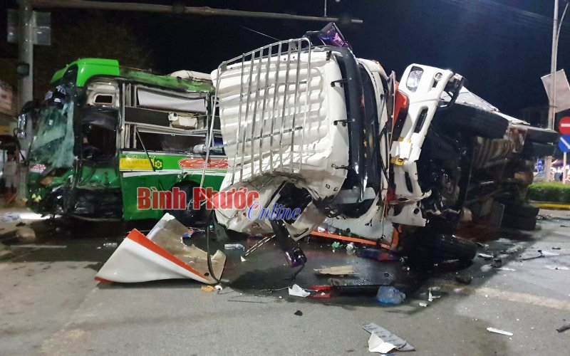 Bình Phước: Xe khách giường nằm và xe tải va chạm, nhiều người bị thương