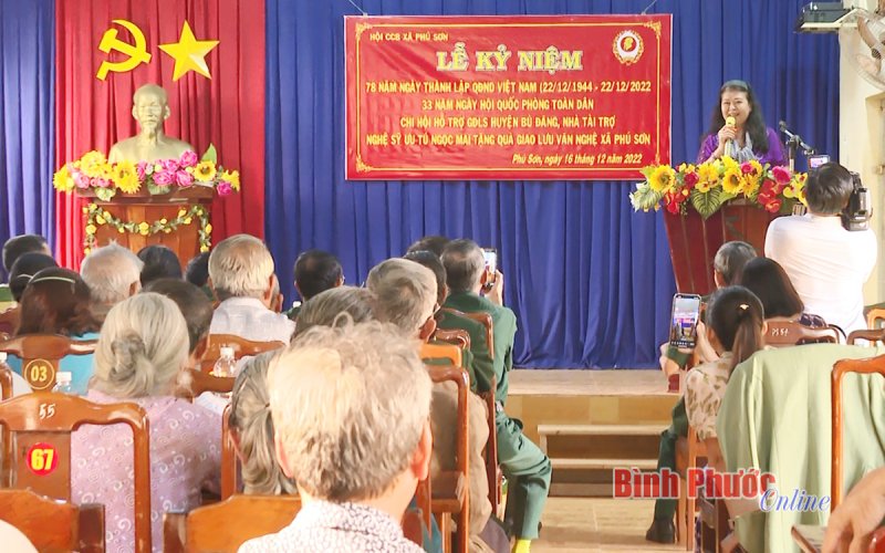 Bù Đăng: Tặng quà, tri ân gia đình chính sách dịp 22-12