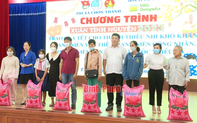 Chơn Thành: Nhiều phần quà tặng thanh niên, công nhân, người dân hoàn cảnh khó khăn