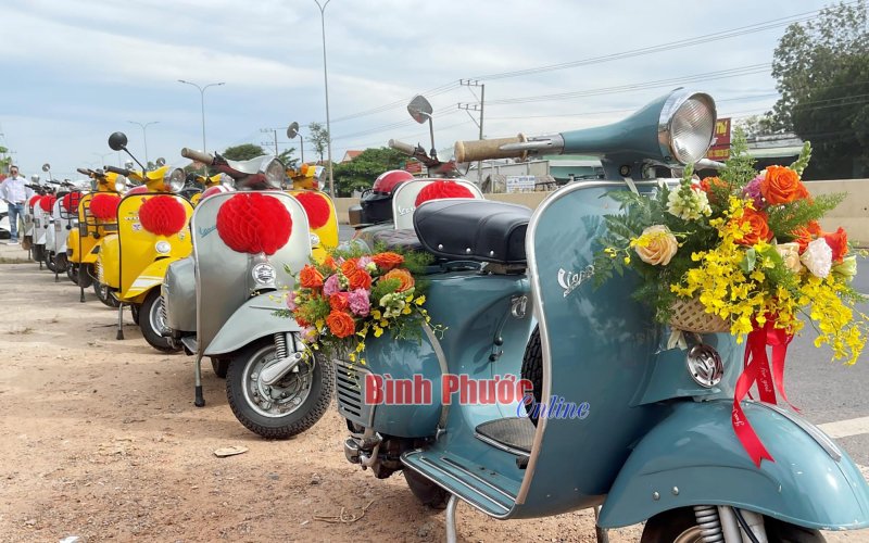 Chơn Th&agrave;nh: Rước d&acirc;u bằng d&agrave;n xe Vespa cổ