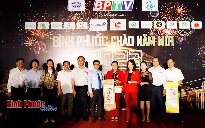 Chủ tịch UBND tỉnh tham quan các gian hàng tại lễ hội 'Bình Phước chào năm mới 2023'