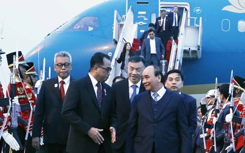 Chủ tịch nước bắt đầu chuyến thăm cấp nhà nước Cộng hòa Indonesia