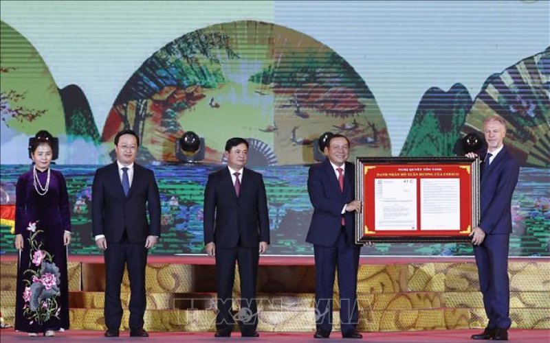 Chủ tịch nước Nguyễn Xu&acirc;n Ph&uacute;c dự Lễ vinh danh nữ sĩ Hồ Xu&acirc;n Hương