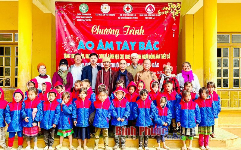 Đoàn từ thiện tỉnh Bình Phước tặng 1.082 phần quà cho học sinh khó khăn tỉnh Sơn La