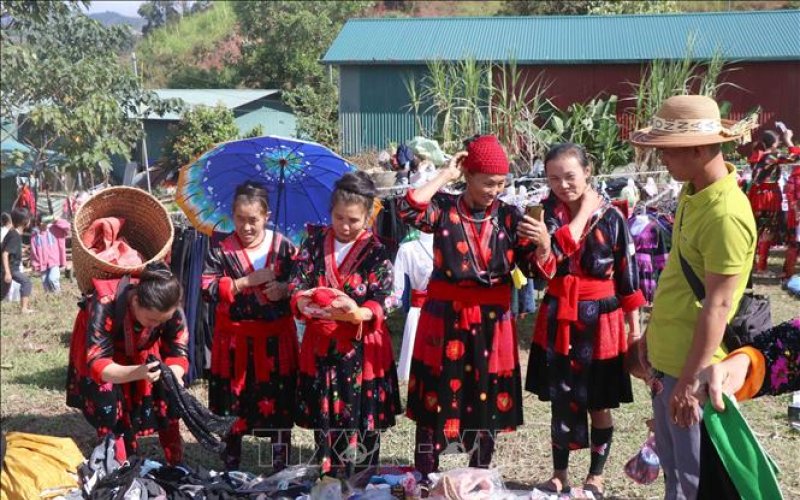 Độc đ&aacute;o chợ phi&ecirc;n v&ugrave;ng cao, bi&ecirc;n giới Ph&igrave;n Hồ