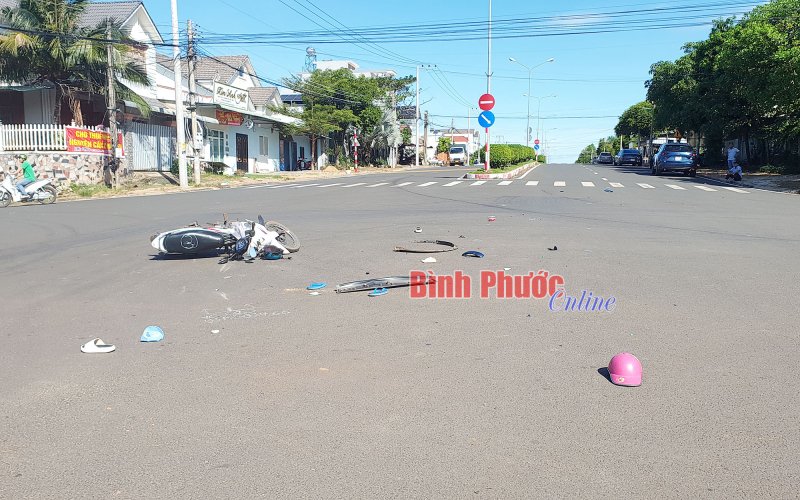 Đồng Xoài: Xe máy va chạm ôtô khiến 3 người bị thương