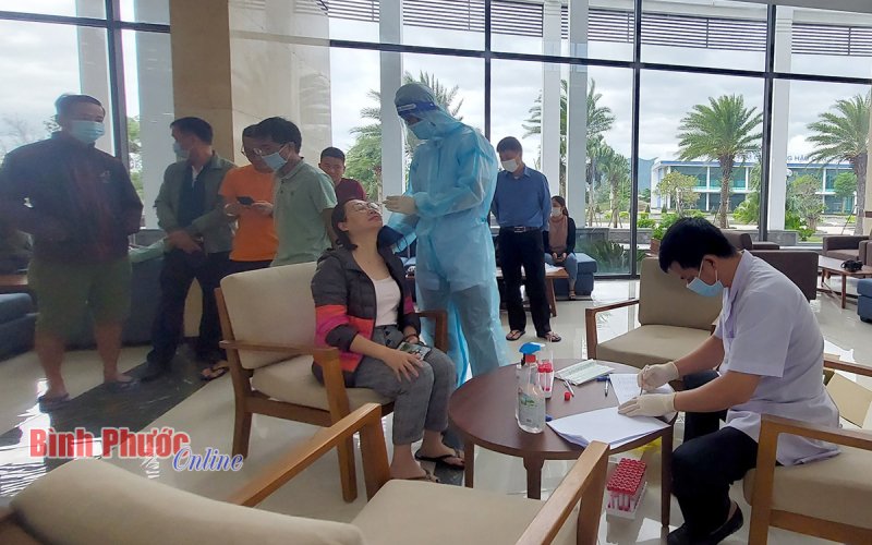 Gần 100 nhà báo, phóng viên được test Covid-19