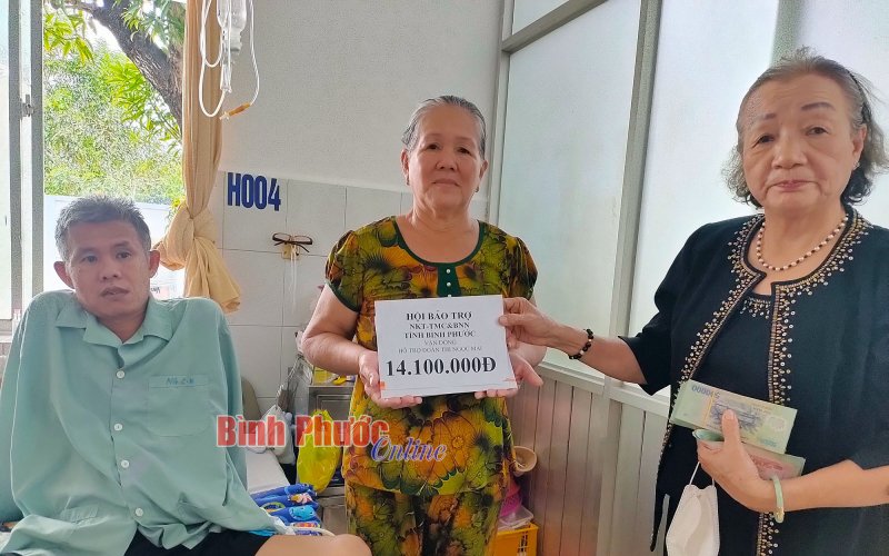 Hơn 100 triệu đồng trao tặng gia đình bà Đoàn Thị Ngọc Mai