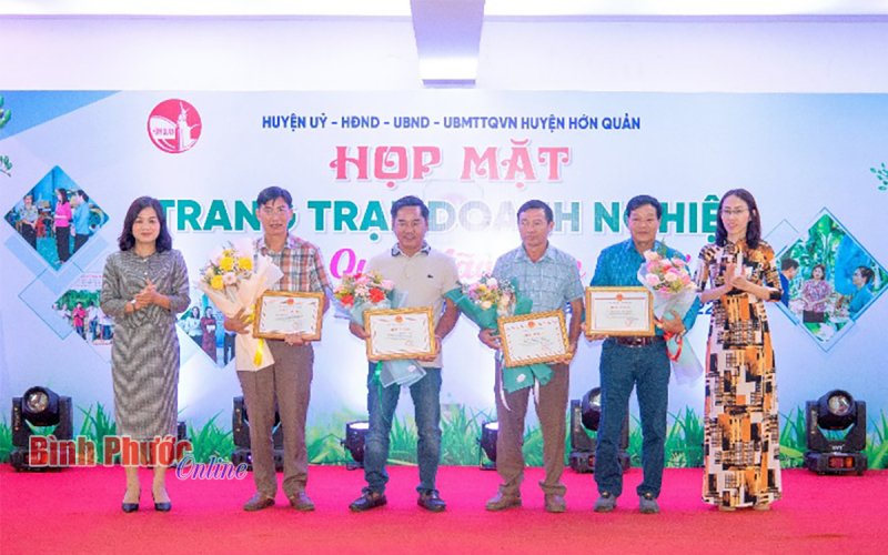 Hớn Quản: Các doanh nghiệp, trang trại ủng hộ công tác an sinh xã hội và tết Nguyên đán hơn 1,4 tỷ đồng