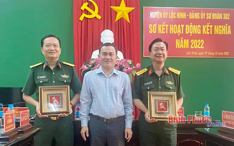 Huyện ủy Lộc Ninh và Sư đoàn 302 ký kết phối hợp hoạt động năm 2023