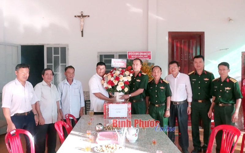 Lãnh đạo Bộ Chỉ huy Quân sự tỉnh chúc mừng Giáng sinh chức sắc tôn giáo và bà con giáo dân