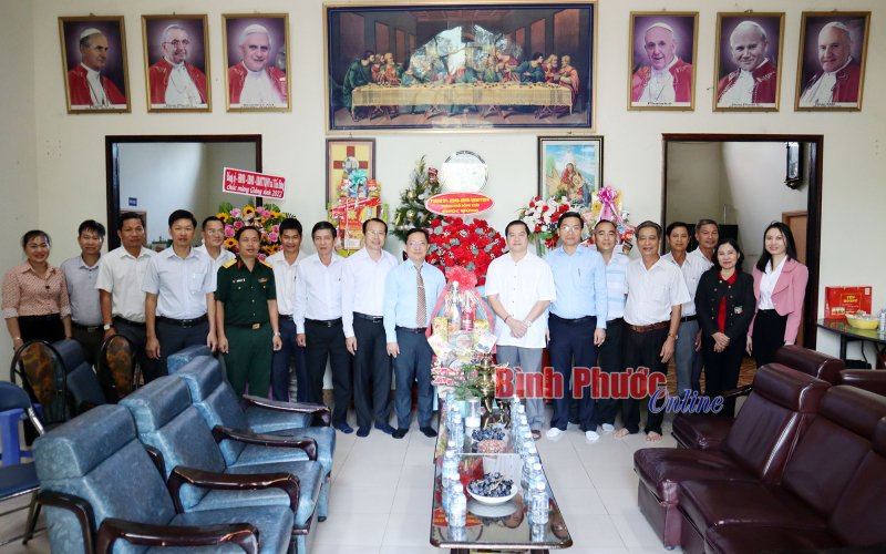 Lãnh đạo thành phố Đồng Xoài thăm, chúc mừng lễ Giáng sinh các giáo xứ