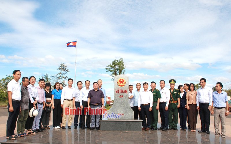 Lãnh đạo TP. Đồng Xoài thăm, trao tặng công trình cho Đồn biên phòng Lộc An