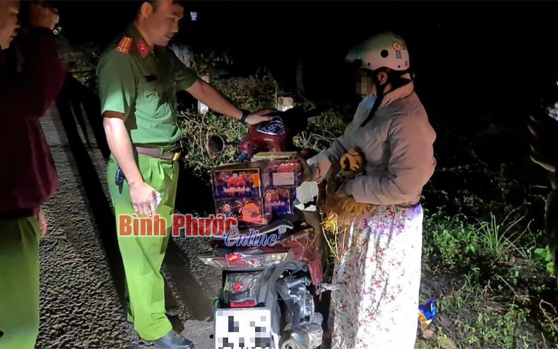 Mua pháo về bán kiếm lời, nữ thanh niên bị bắt quả tang