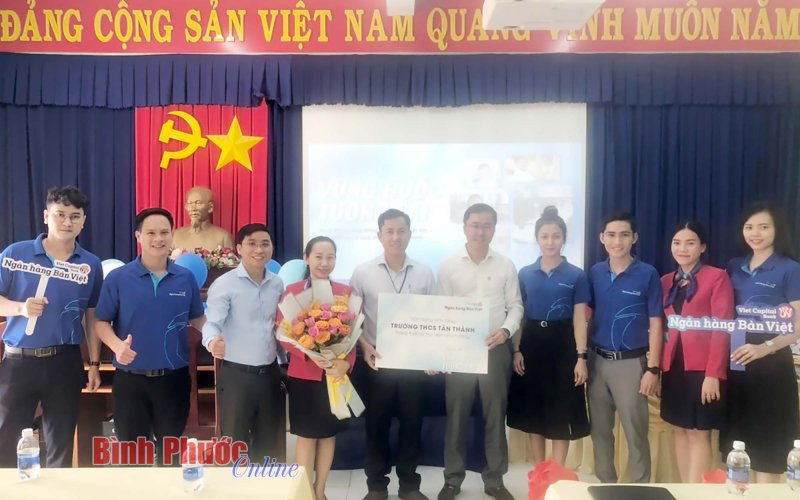 Ngân hàng Bản Việt tặng thiết bị học tập cho Trường THCS Tân Thành 