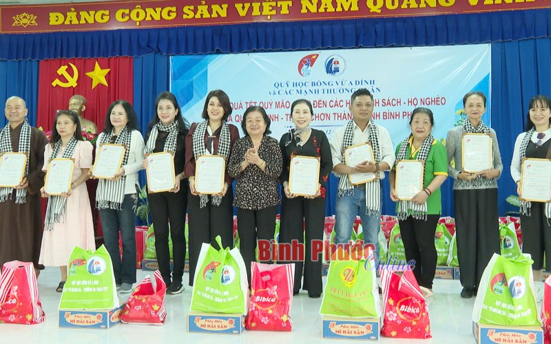 Nguyên Phó Chủ tịch nước Trương Mỹ Hoa trao quà tết tại thị xã Chơn Thành