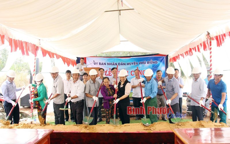 Phú Riềng: Khởi công tuyến đường liên xã Long Bình đi Bình Sơn