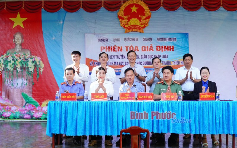 Phú Riềng: Phiên tòa giả định tuyên truyền pháp luật cho 800 học sinh