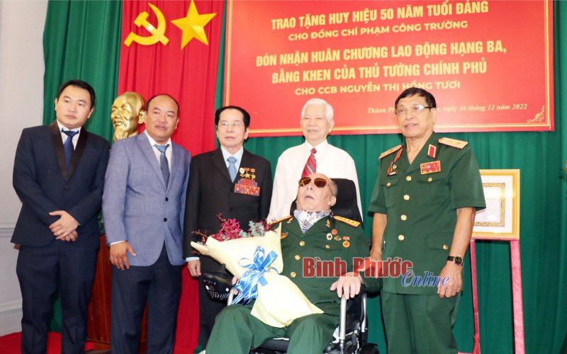 Tặng thưởng, tôn vinh cựu chiến binh chăm lo an sinh xã hội, bảo vệ rừng, phòng chống dịch Covid-19