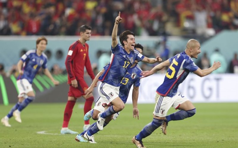 Thắng sốc Tây Ban Nha, Nhật Bản vào vòng 1/8 với ngôi đầu bảng
