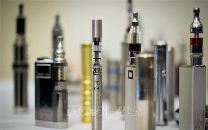 Thuốc l&aacute; điện tử, &lsquo;mối họa&rsquo; mới với giới trẻ