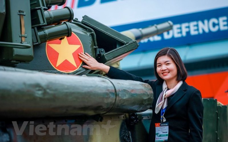 Trải nghiệm dùng súng thật tại triển lãm Quốc phòng Quốc tế Việt Nam