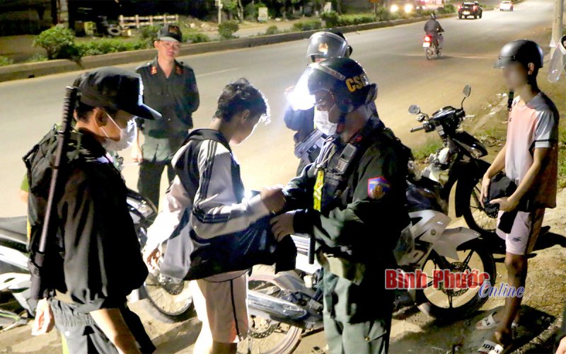 Trắng đêm cùng cảnh sát cơ động