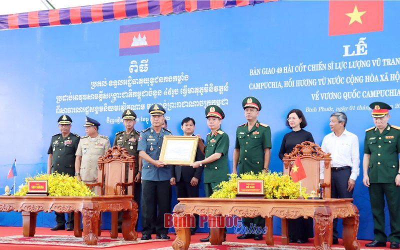 Trang trọng lễ bàn giao 49 hài cốt chiến sĩ Lực lượng vũ trang đoàn kết cứu nước Campuchia về nước