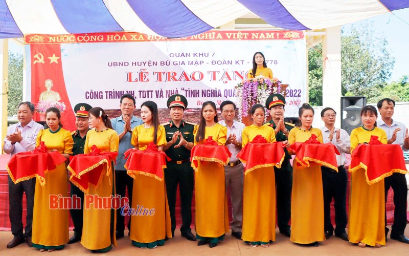 Trao tặng công trình VH-TDTT và nhà tình nghĩa quân - dân tại huyện Bù Gia Mập