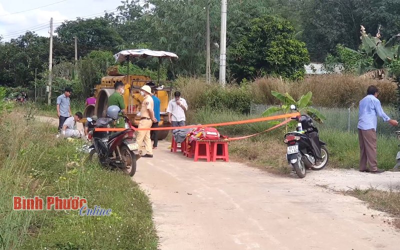 Xe máy va chạm xe lu khiến 2 mẹ con tử vong tại chỗ