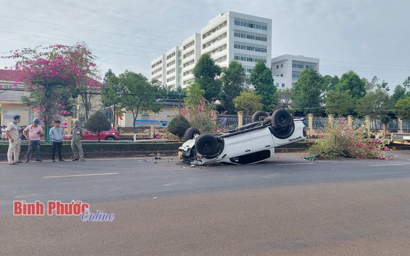 Xe Raptor lao qua dải phân cách, lật ngửa bụng