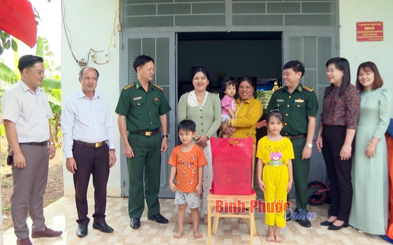 “Xuân biên phòng - Ấm lòng dân bản” ở xã Lộc Thịnh