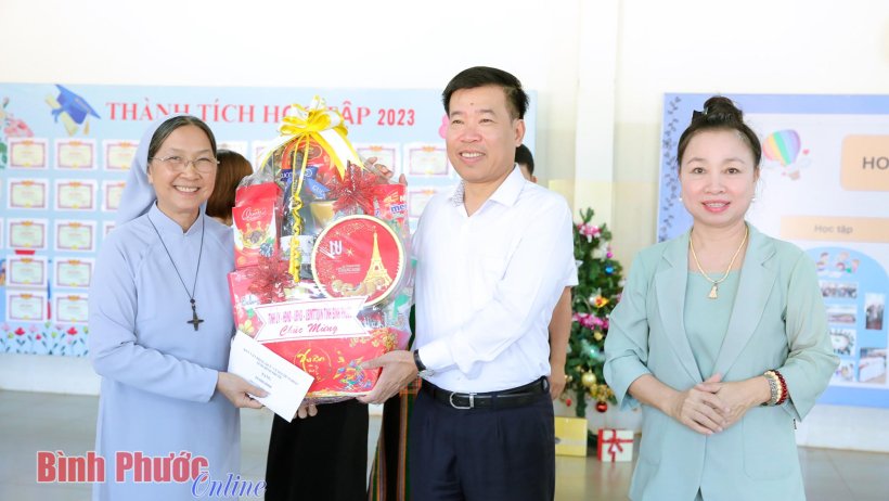 Bí thư Tỉnh ủy Nguyễn Mạnh Cường chúc mừng Giáng sinh tại Phước Long