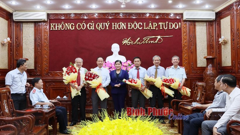 Bình Phước: Trao quyết định nghỉ hưu và bổ nhiệm lại cán bộ lãnh đạo