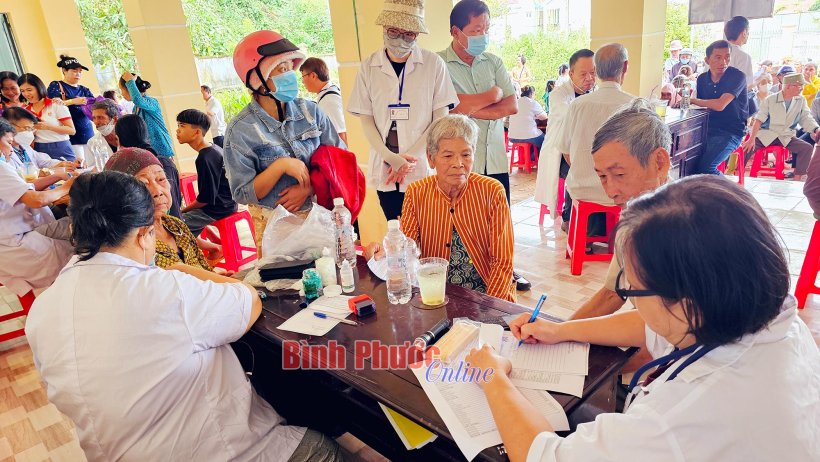 Bù Đốp: 380 người nghèo được khám bệnh, cấp phát thuốc miễn phí