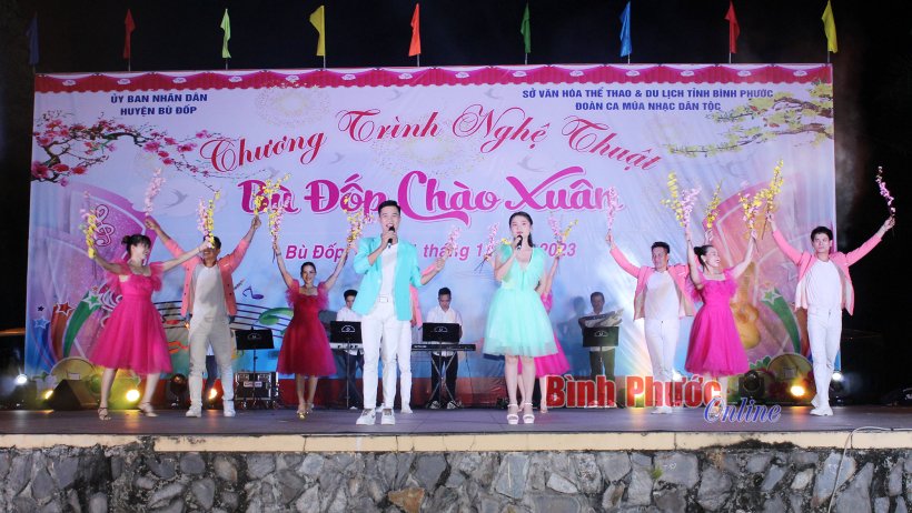 B&ugrave; Đốp: S&ocirc;i nổi đ&ecirc;m văn nghệ ch&agrave;o năm 2024