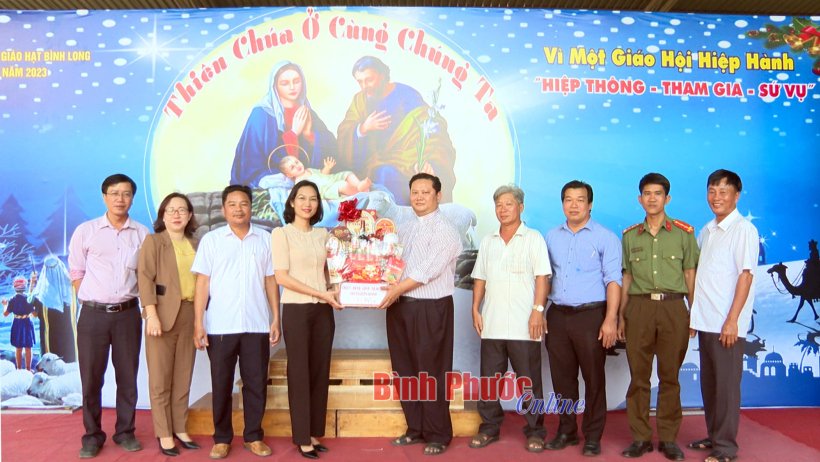 Chơn Thành, Đồng Phú thăm, tặng quà nhân dịp Giáng sinh và năm mới