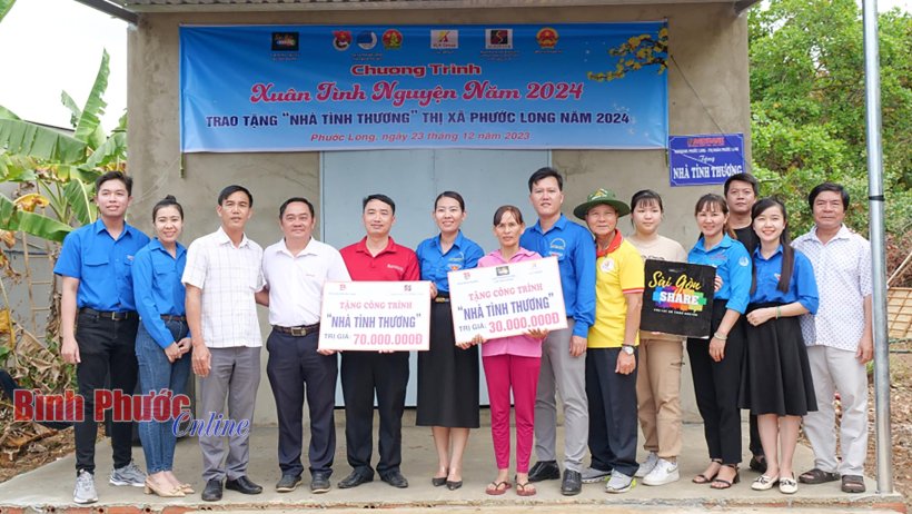 Chương trình ‘Xuân tình nguyện’ tặng quà và trao nhà tình thương ở thị xã Phước Long