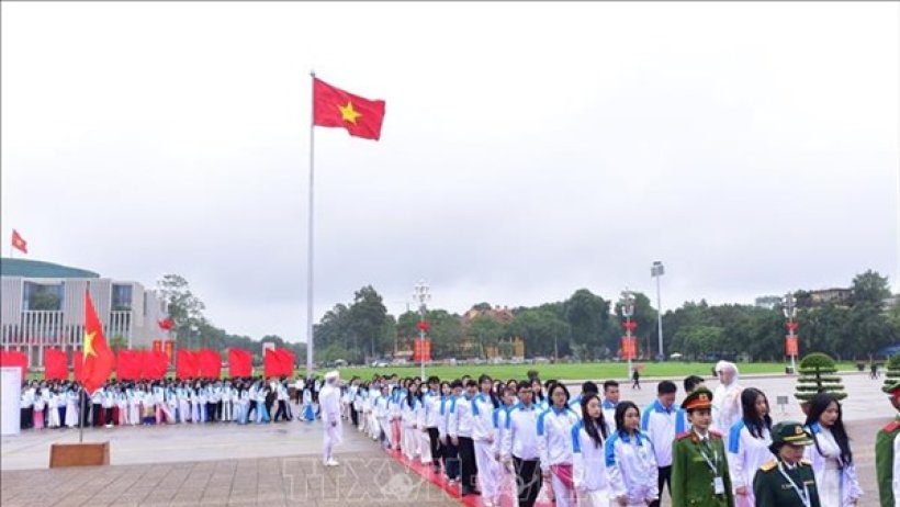 Đại biểu dự Đại hội toàn quốc Hội Sinh viên Việt Nam báo công dâng Bác