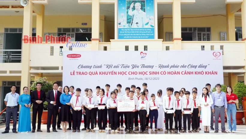 Dai-ichi Life Việt Nam trao học bổng cho học sinh có hoàn cảnh khó khăn
