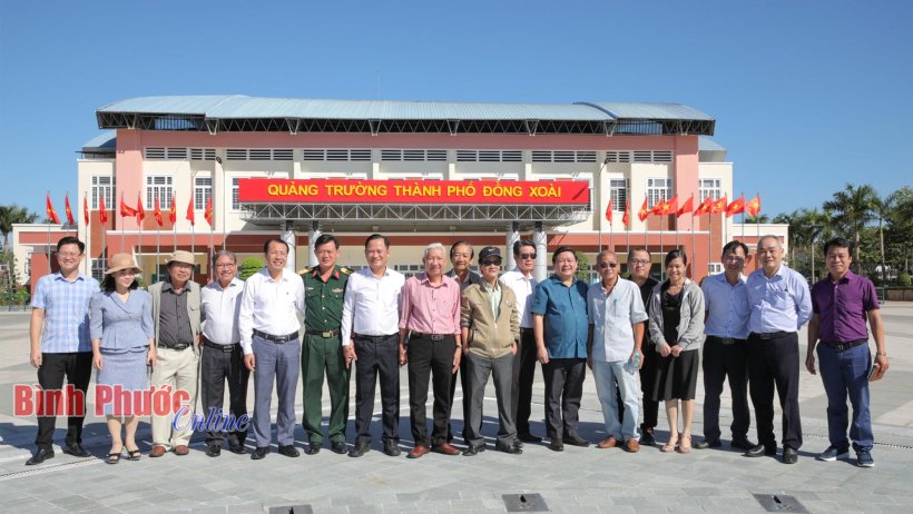 Đoàn văn, nghệ sĩ tỉnh Bình Dương thăm thành phố Đồng Xoài