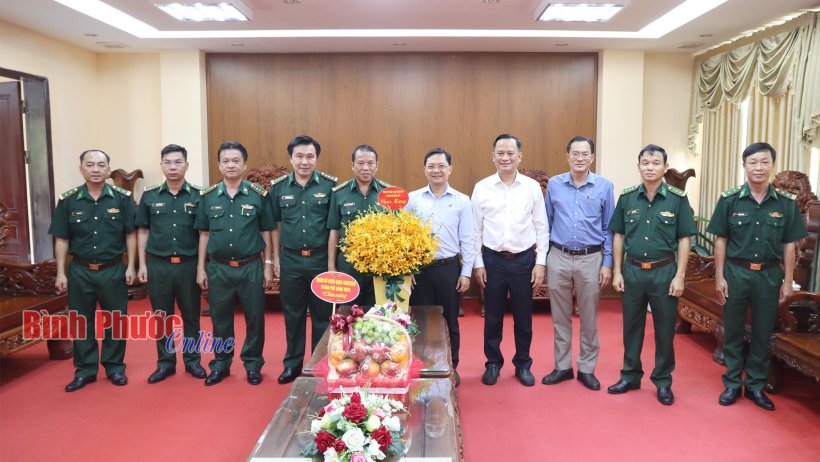 Lãnh đạo thành phố Đồng Xoài thăm, chúc mừng các đơn vị quân đội