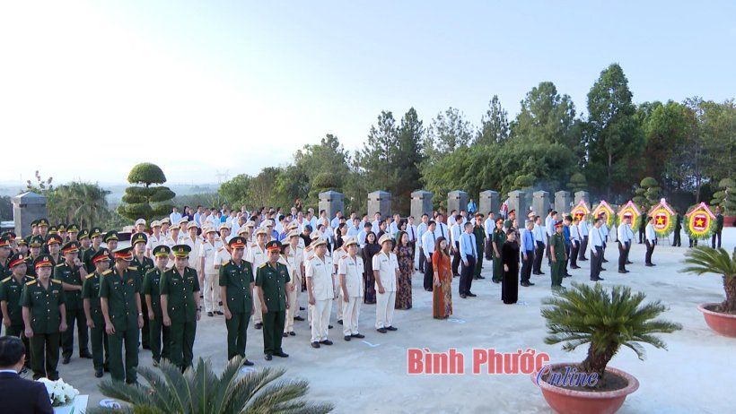 Lãnh đạo tỉnh viếng nghĩa trang liệt sĩ ngày 22-12