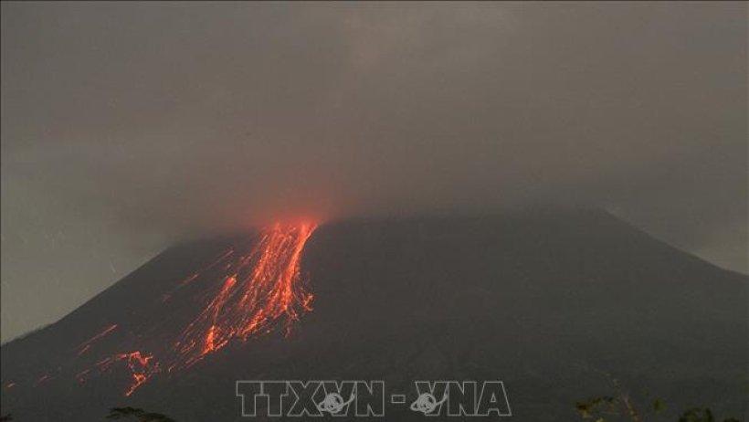 Núi lửa phun trào ở Indonesia: 11 người leo núi tử vong