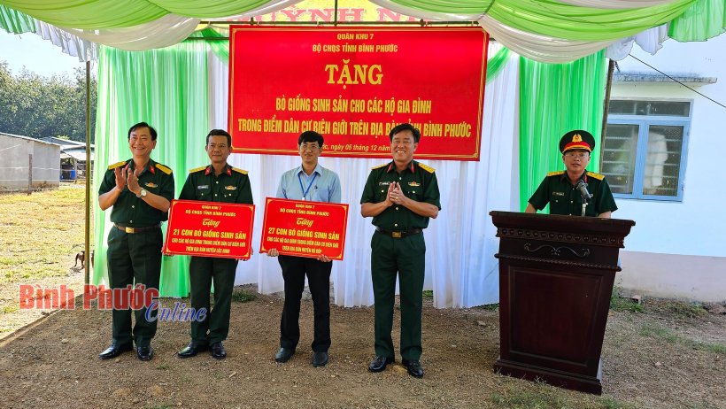 Quân khu 7 tặng bò giống cho các hộ tại điểm dân cư biên giới 
