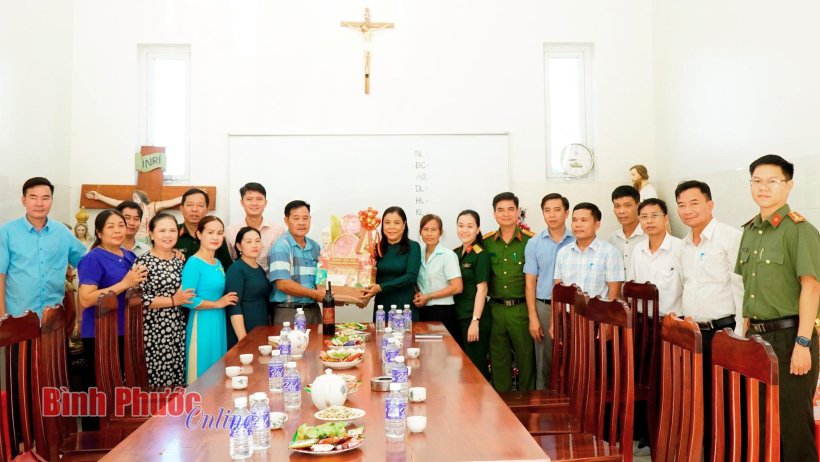 Thăm, tặng quà và chúc mừng Giáng sinh các giáo xứ, giáo họ, chi hội trên địa bàn huyện Phú Riềng